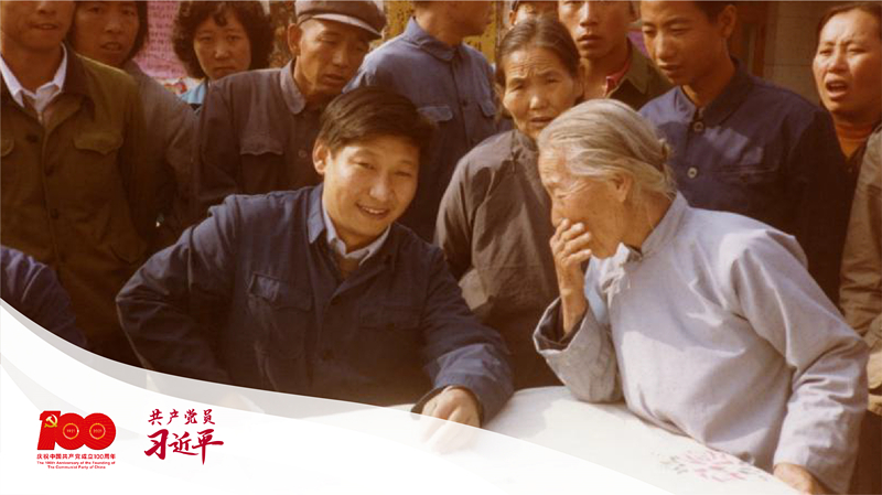 這是1983年，時任河北正定縣委書記的習(xí)近平（前排居中），臨時在大街上擺桌子聽取老百姓意見。