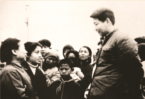 1983年，時(shí)任中共正定縣委書記的習(xí)近平同群眾交談。