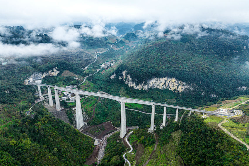 馮家寨特大橋。成都鐵路供圖