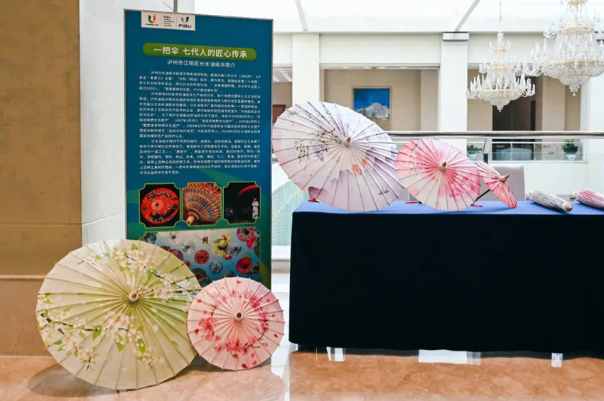 會場外展示的國家級非物質(zhì)文化遺產(chǎn)瀘州油紙傘。成都大運(yùn)會執(zhí)委會宣傳部供圖