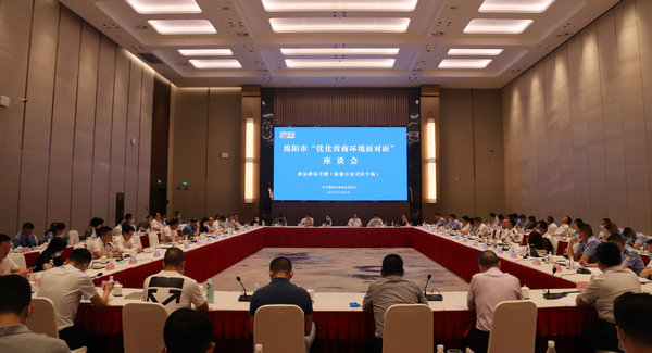面對(duì)面聽(tīng)取企業(yè)家意見(jiàn).jpg